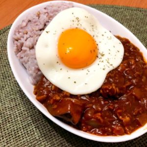 晩御飯に作った卵をのせたキーマカレー