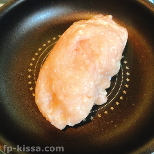 鶏そぼろの材料である鶏胸肉のミンチ
