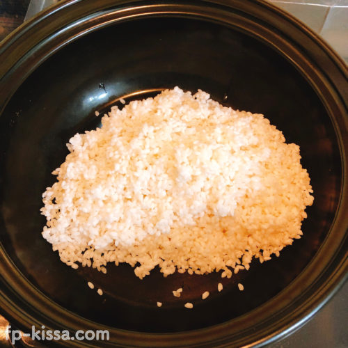 土鍋に水を切ったお米を入れる